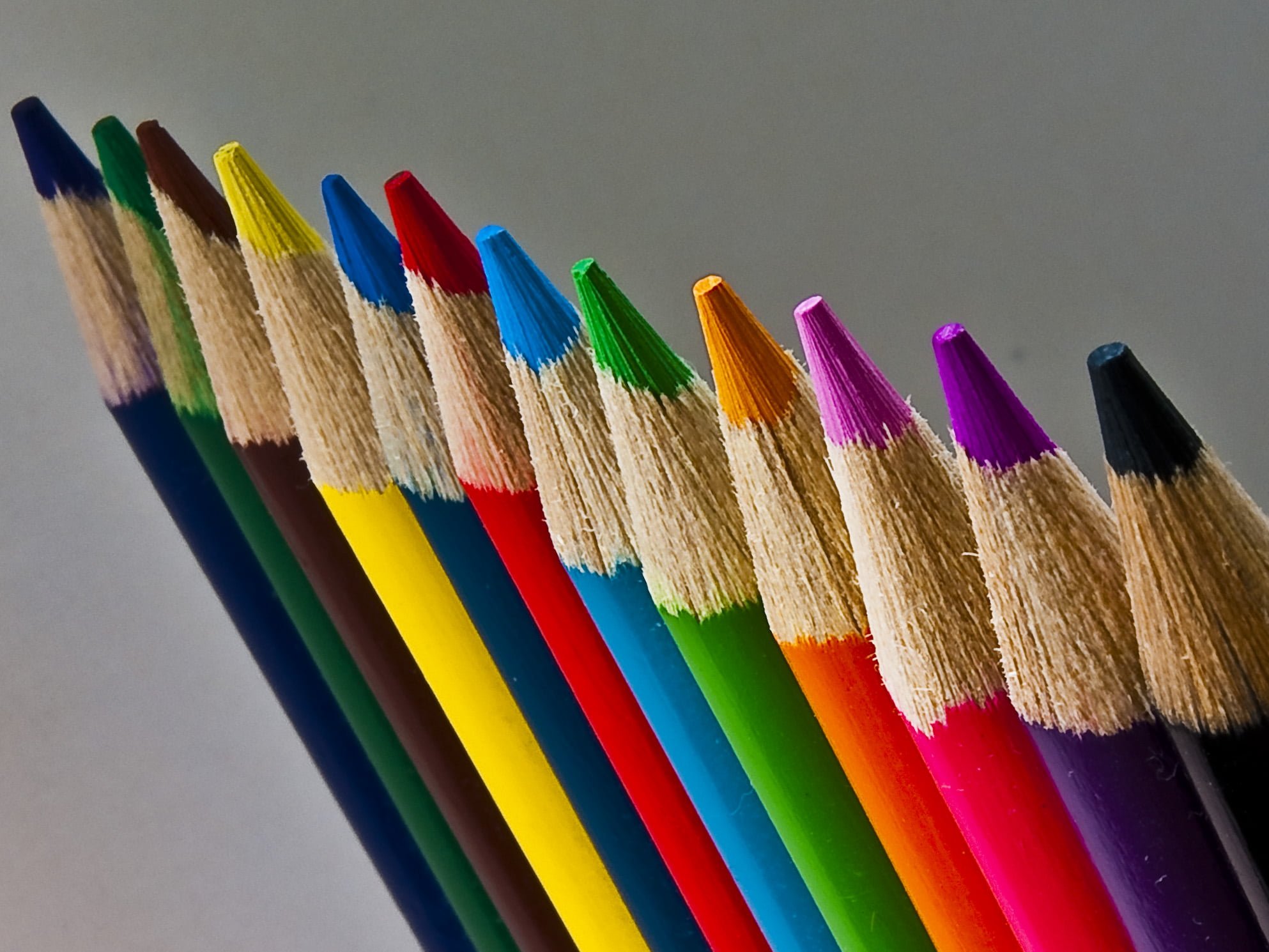 Цветной предмет. Карандаш многоцветный. Карандаши цветные. Много цветных карандашей. Разноцветные предметы.