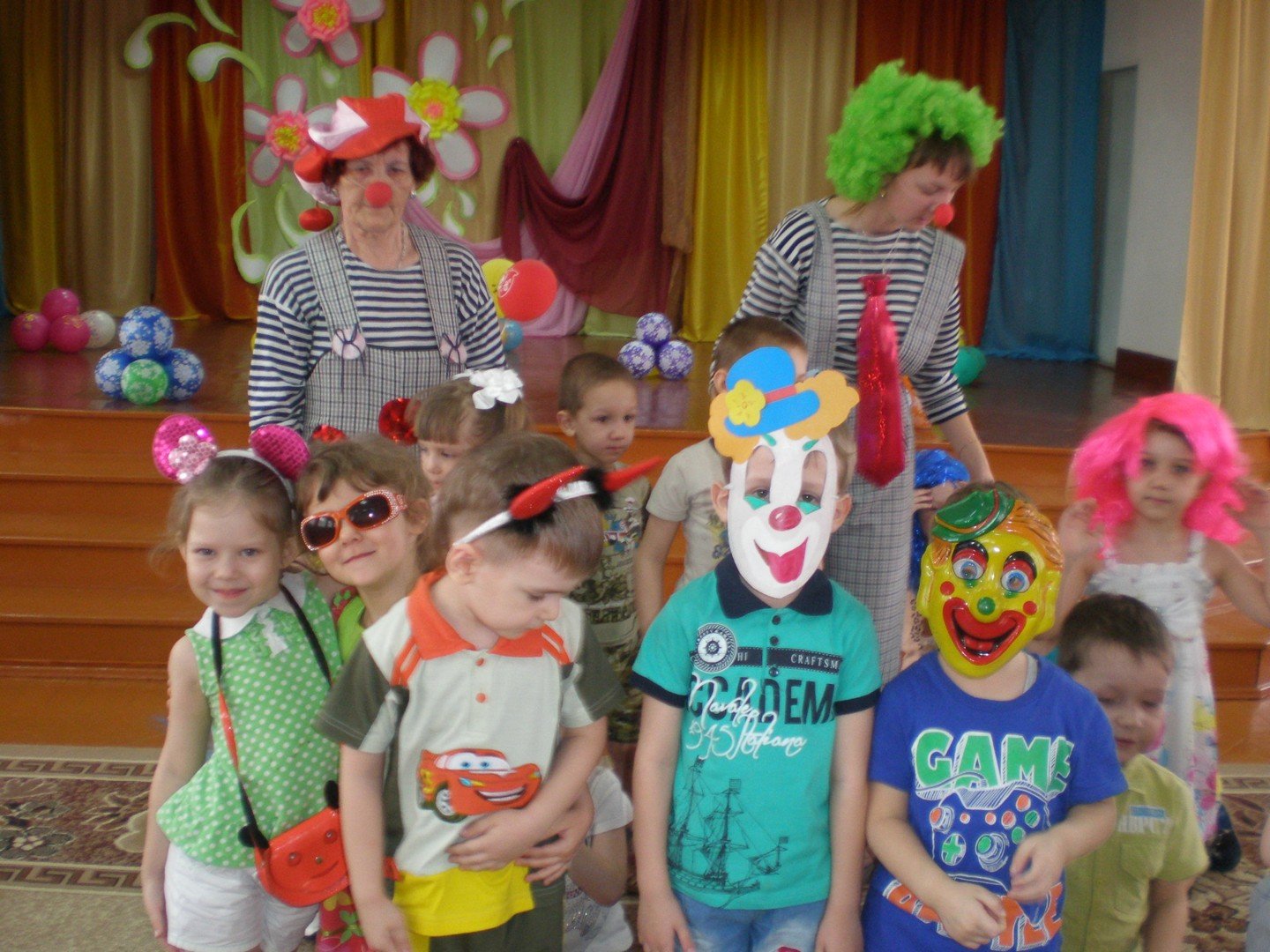 1 апреля в старшей группе развлечение. День смеха в детском саду. Праздник день смеха в детском саду. Клоун в детском саду. Костюм на день смеха в детский сад.