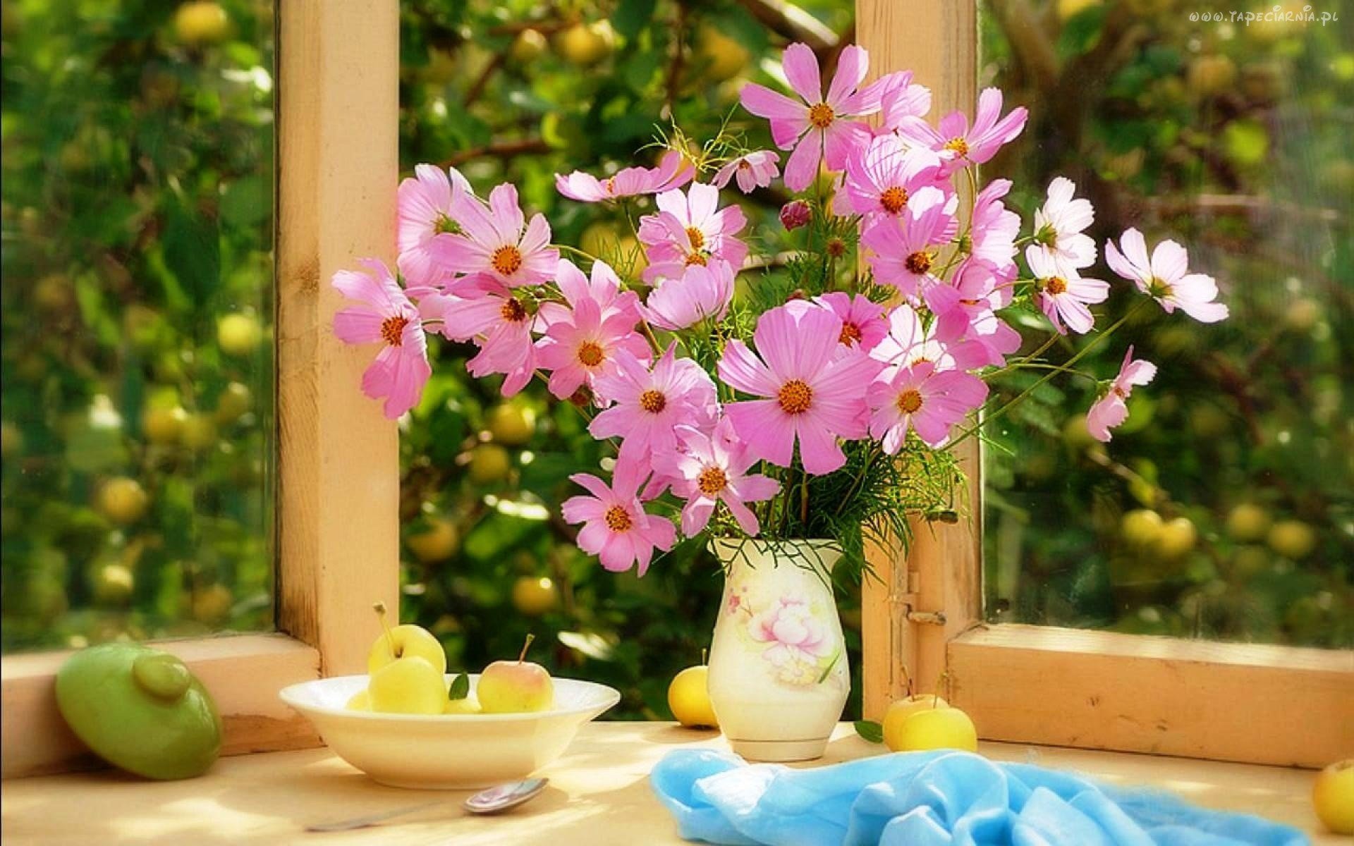 Букет весеннее настроение. Цветы на окне. Цветы в вазе на окне. Весенние цветы на окне. Летние цветы в вазе.