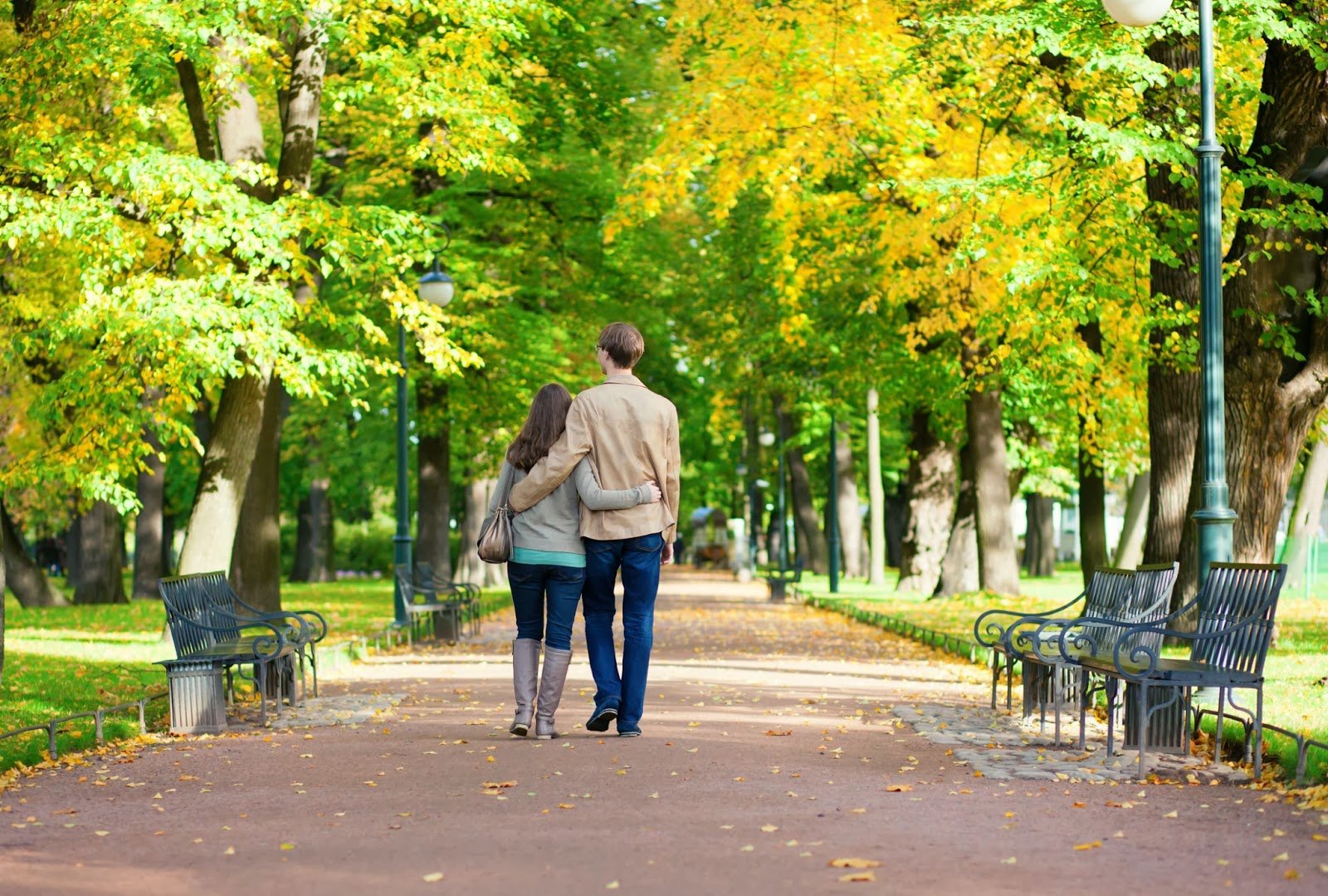 Пара гуляет в парке со спины