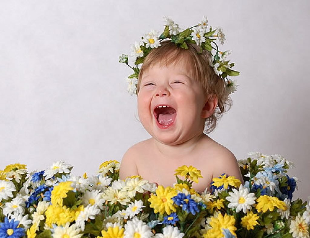 Смешные дети с цветами