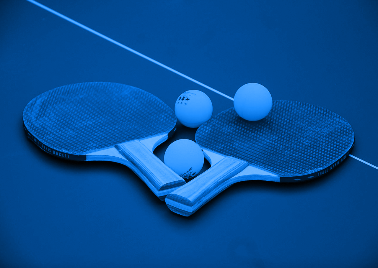 Польза настольного тенниса. Пинг-понг и настольный теннис. Настольный теннис спортивная игра. Теннис ракетка и мяч.