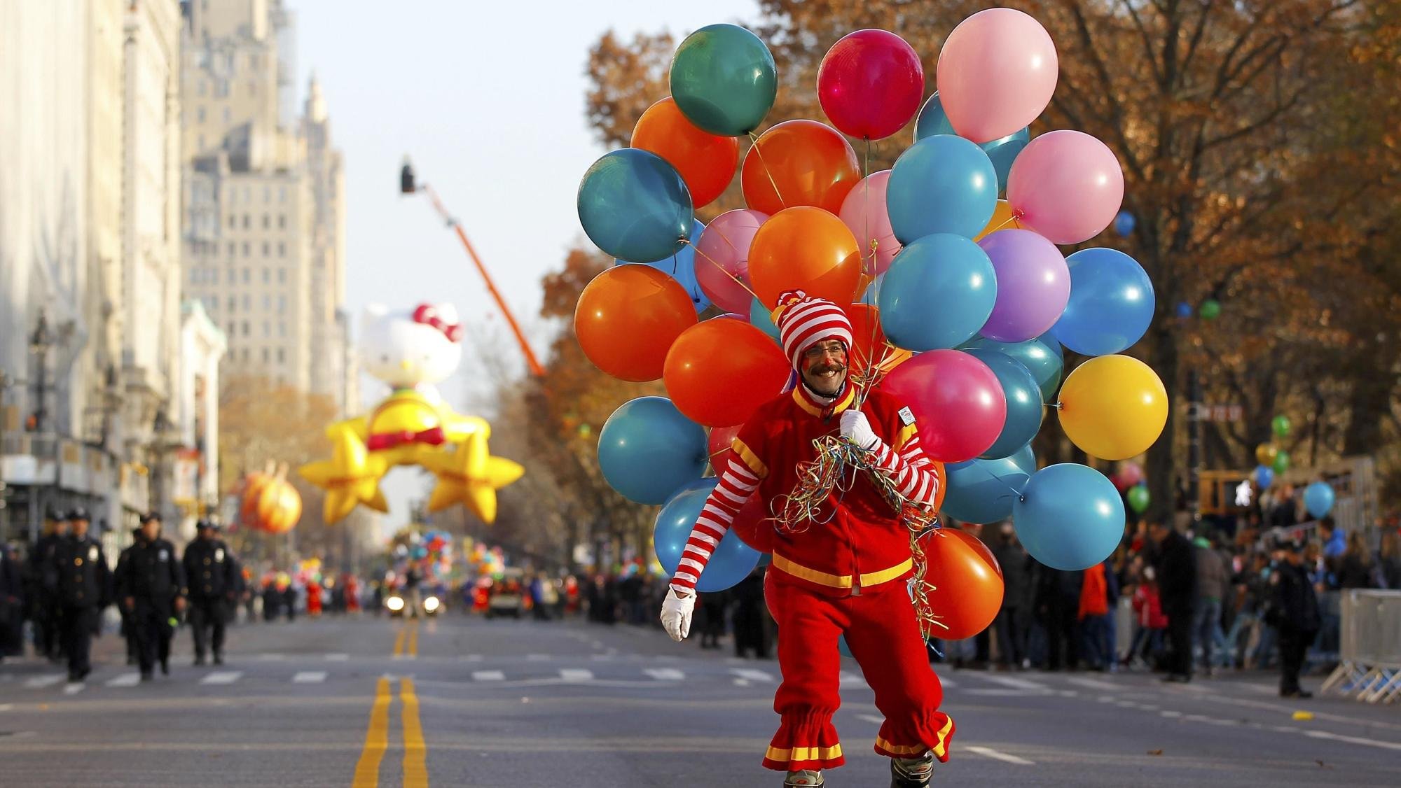 Юмористические праздники. Воздушные шары клоун. Клоун с шариками. Воздушные шары праздник. Клоун с воздушными шарами.
