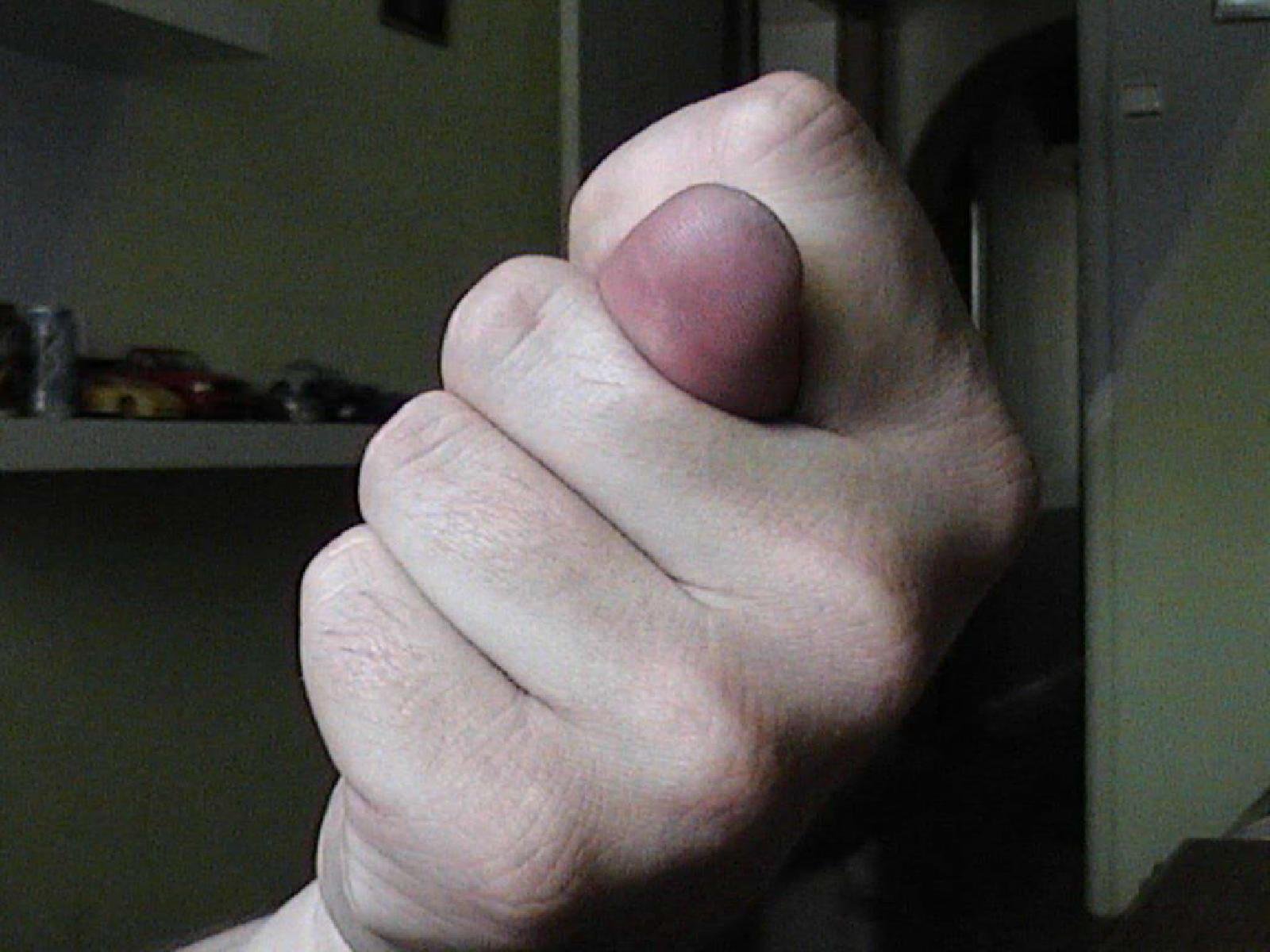 Палец толстый и большой. Фига. Фига кукиш. Большой средний палец.