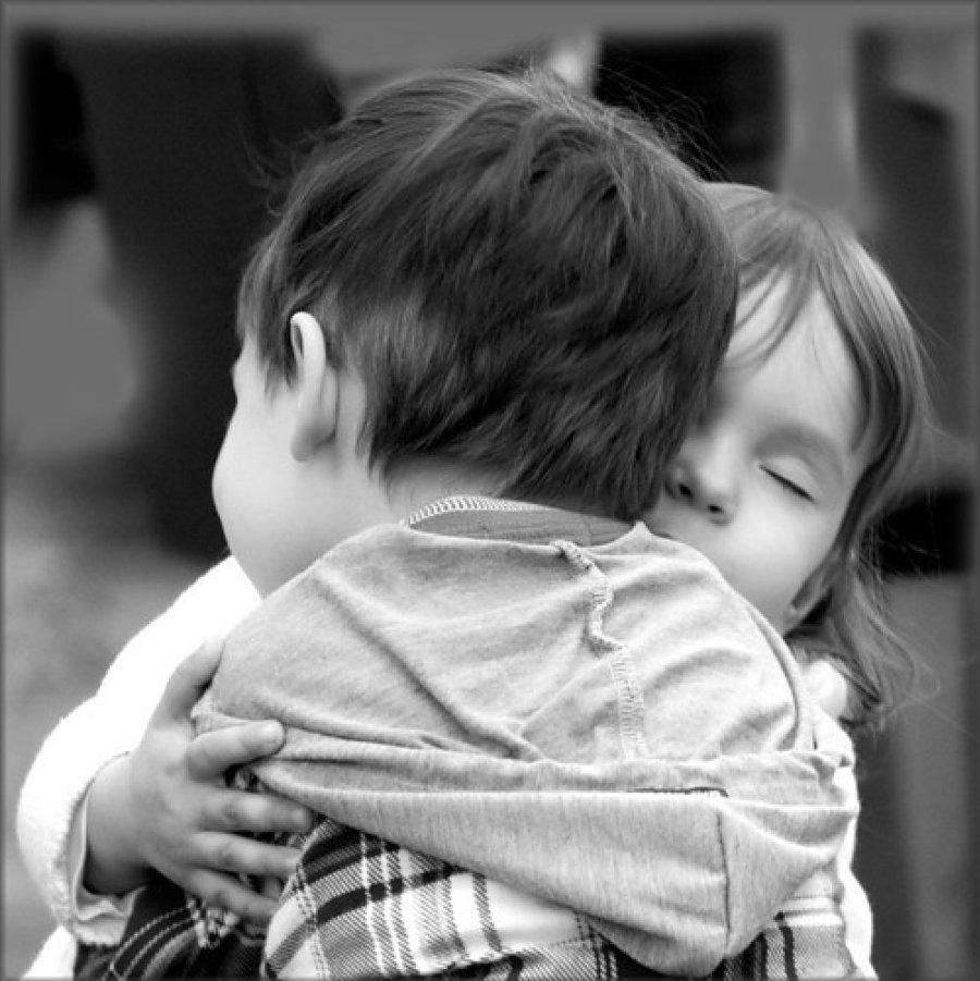 Люблю тебя братик. Мальчик и девочка обнимаются. Мальчик обнимает девочку. Объятия детей. Крепкие объятия.