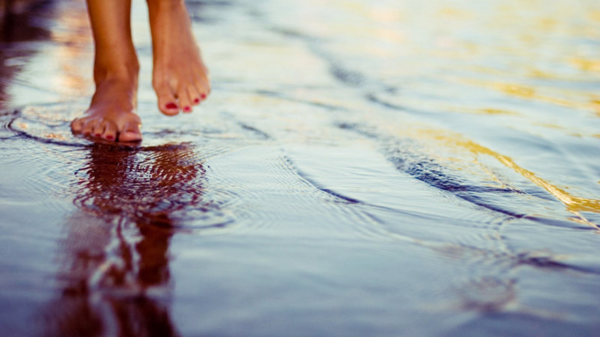 Вижу ее шаги. Ноги по воде. Босые ноги в воде. Ноги в луже. Маленькими шагами к счастью.