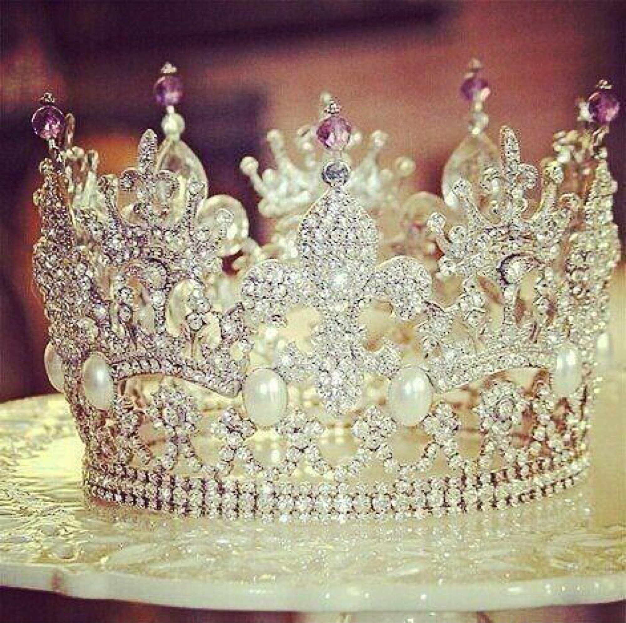 Красивая большая корона