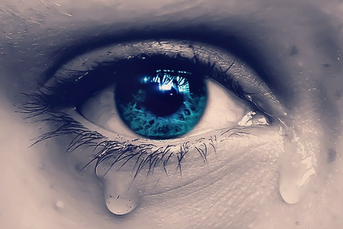 Заплаканные голубые глаза