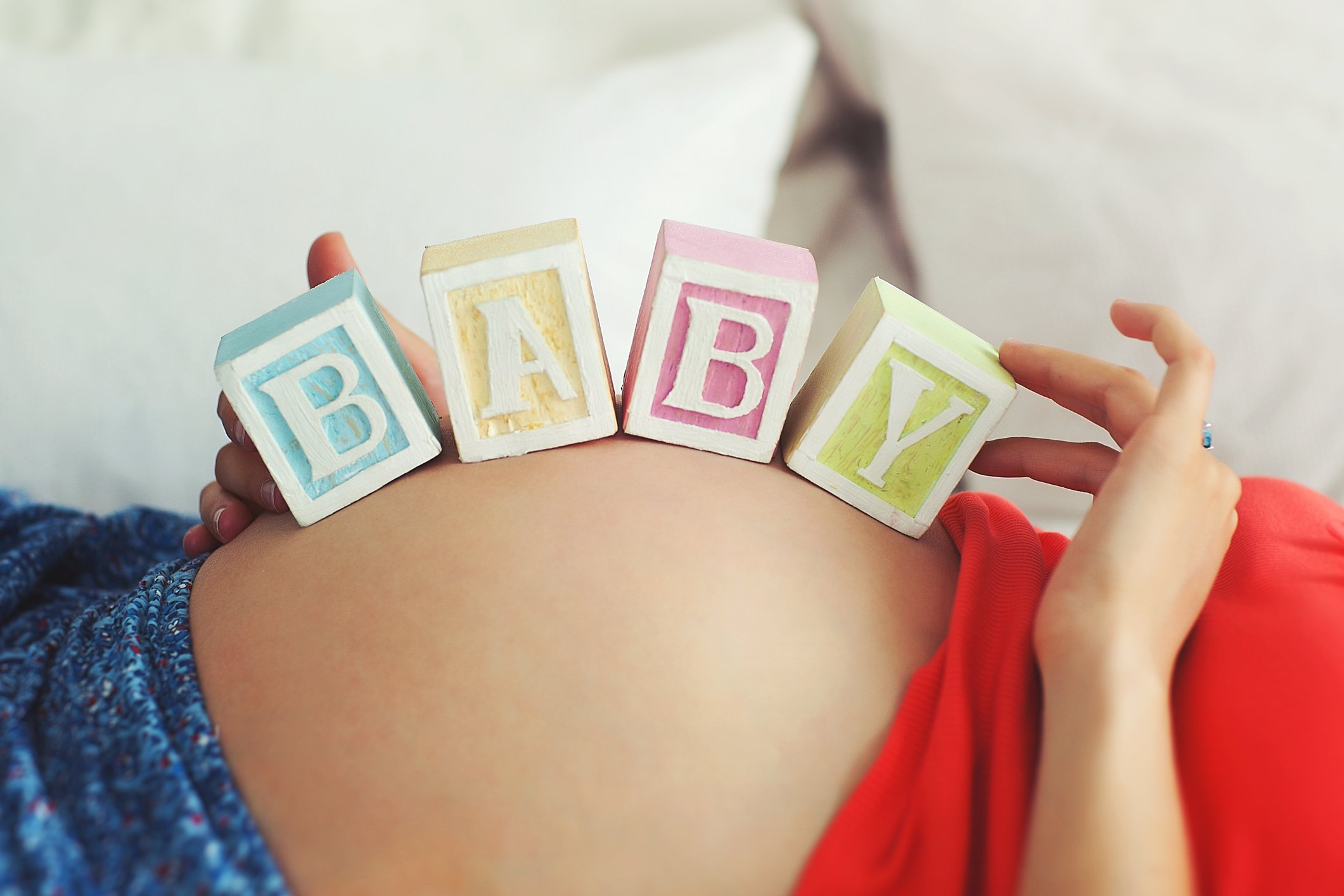 Желаю стать мамой. Мечта о беременности. Женщина планирующая беременность. Беременность фон. Детские игрушки беременность.