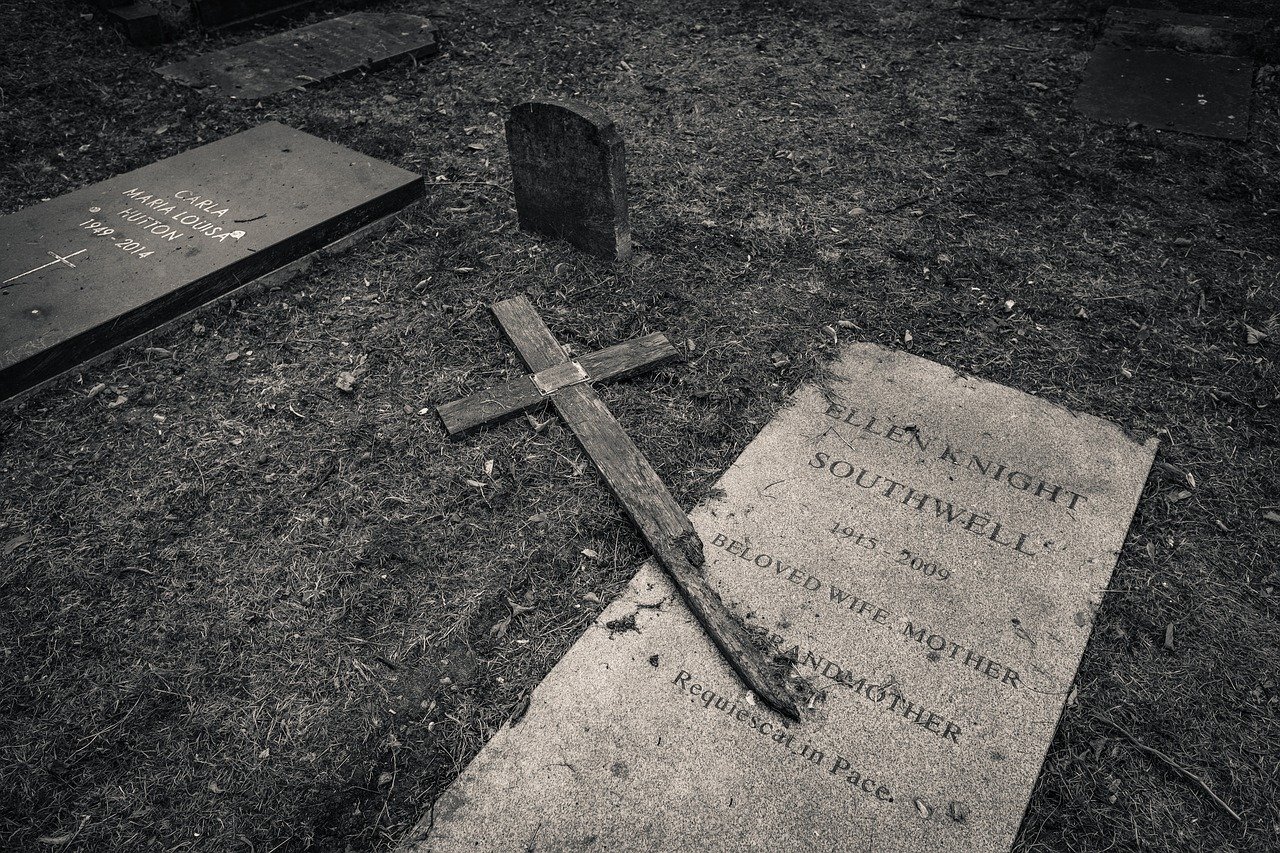 Бегущая могила читать. Надгробная плита Готика. Крест на кладбище. Могила. Могилы кресты кладбище.