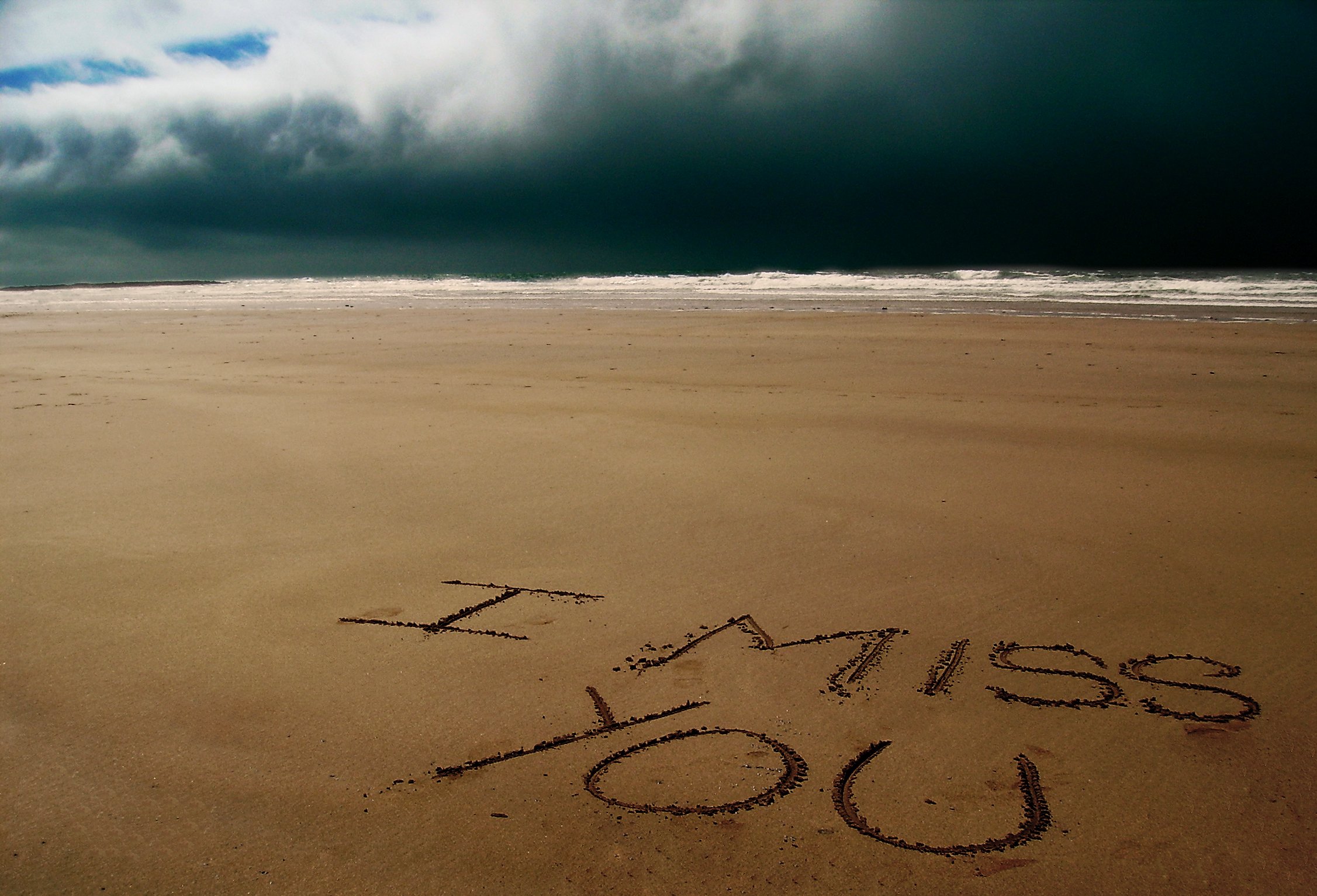 Скучаю необычные. Скучаю надпись на песке. Скучаю написано на песке. Я скучаю. Скучаю по тебе надпись на песке.