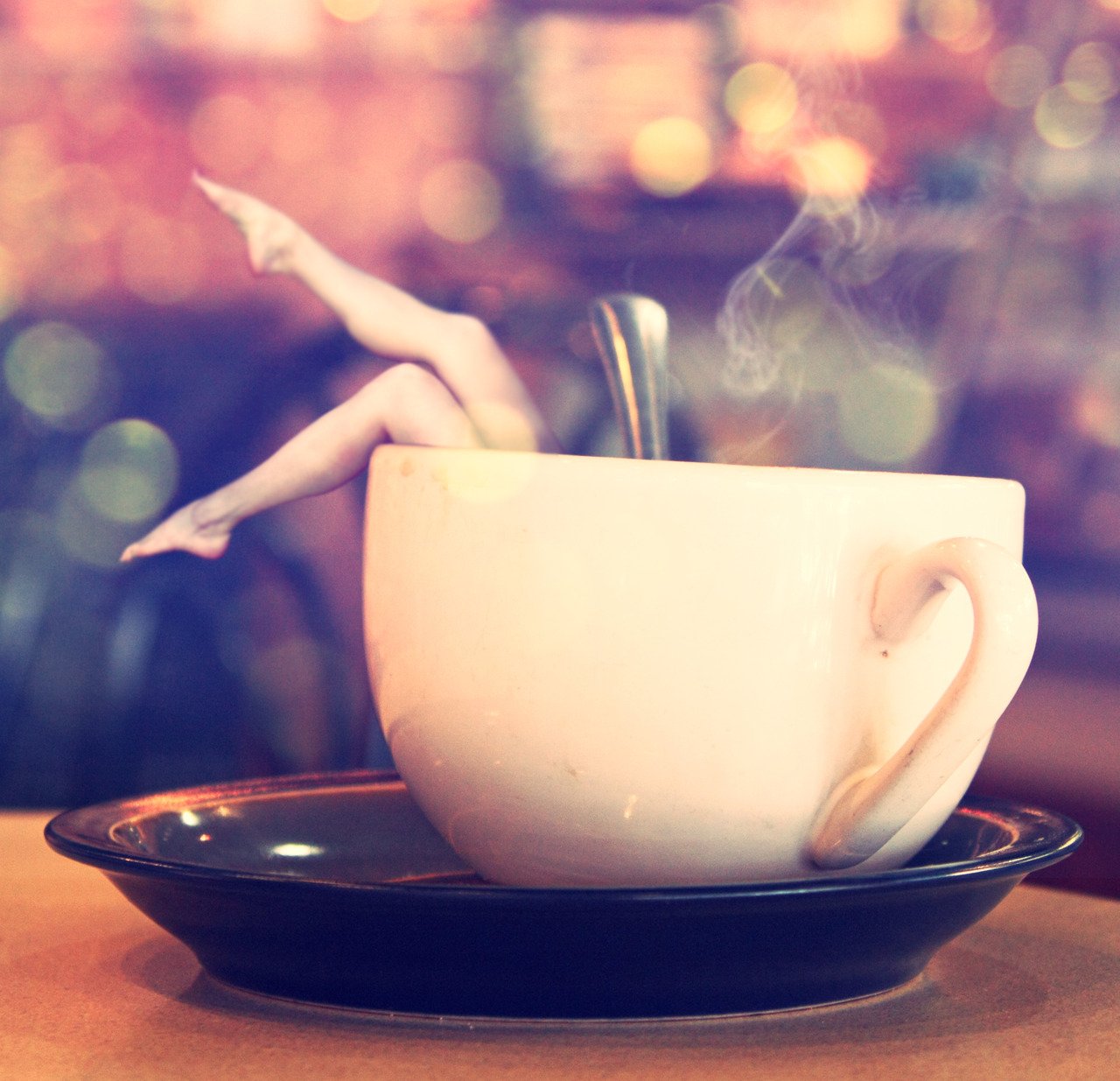 Мечтай кофе. Доброе утро креативные. Доброе утро кофе. Смешная чашка кофе. Девушка с чашкой кофе.