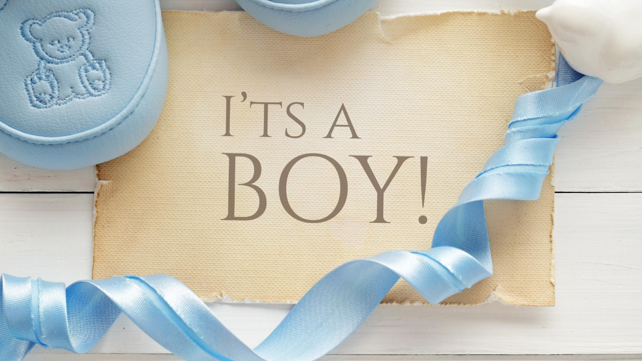 У нас родился мальчик. У меня родился сын. У нас мальчик. С рождением мальчика стильные. Как по английски будет сын