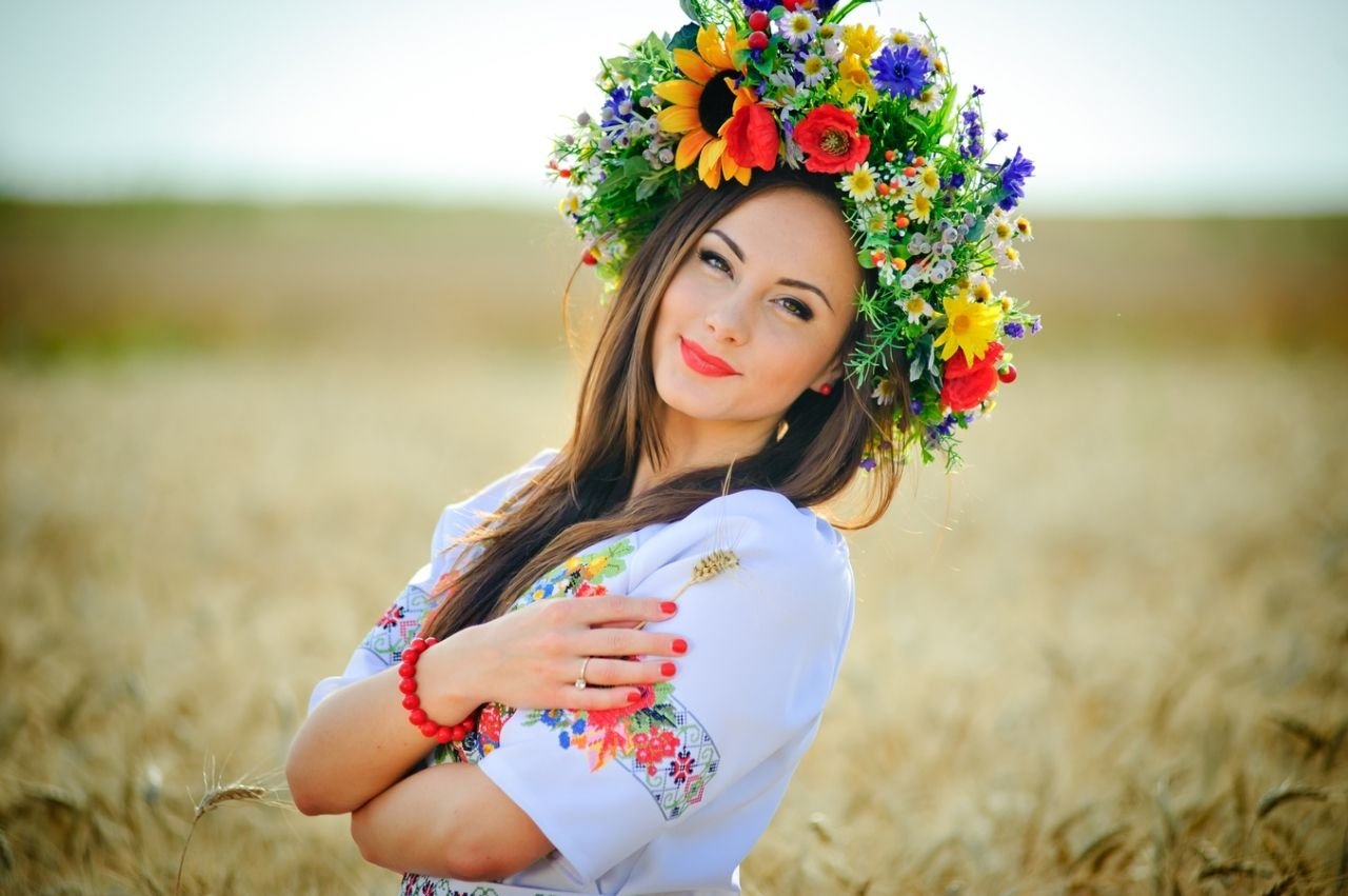 Молодые девушки украины. Красивые Украинки. Девушка в венке. Украинские красавицы.