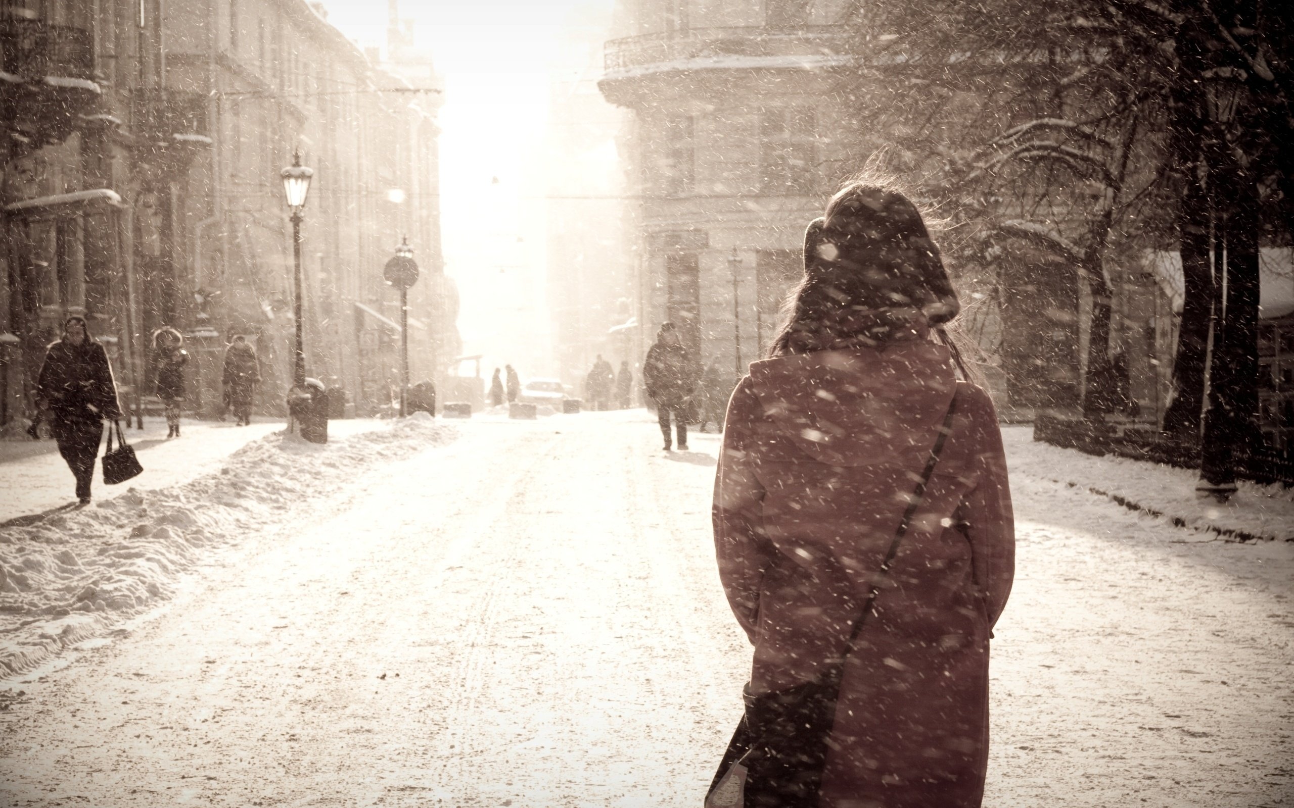 Зима шагает. Снег одиночество. Зима одиночество. Зимний город. Одиночество зимой.