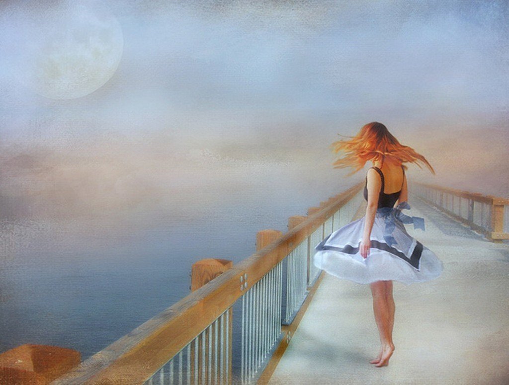 Девушка идет по мосту