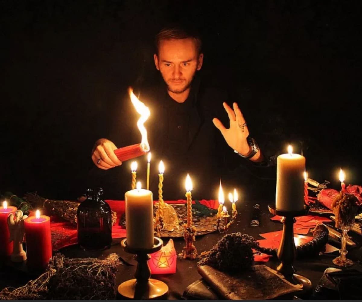 Ясновидящий это. Ритуалы со свечами. Мужчина гадает. Магия приворот.