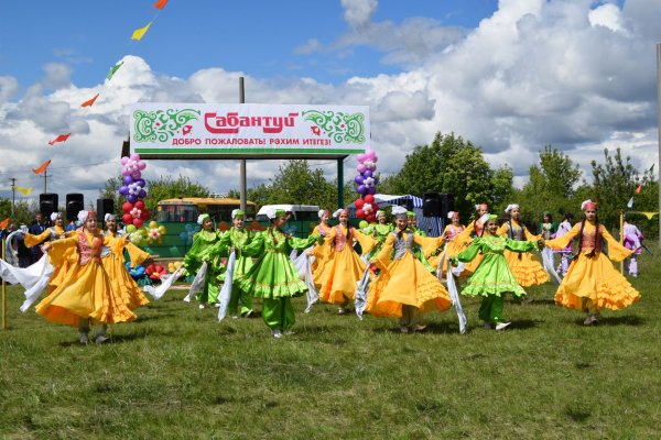 Сөмбелә бәйрәме на улице