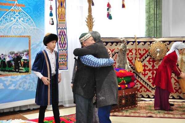Рукопожатие казахов