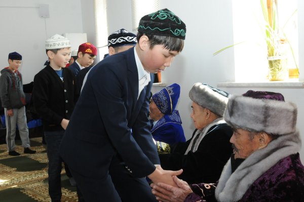 Казахи здороваются