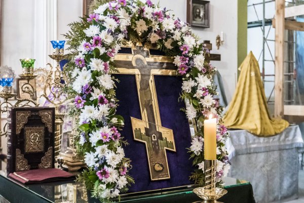 Воздвижение Креста Господня крест в храме