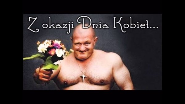 Лысый мужчина с цветами