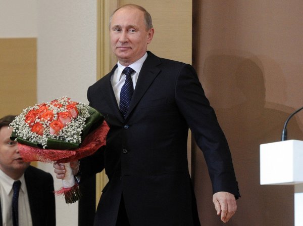Путин с букетом