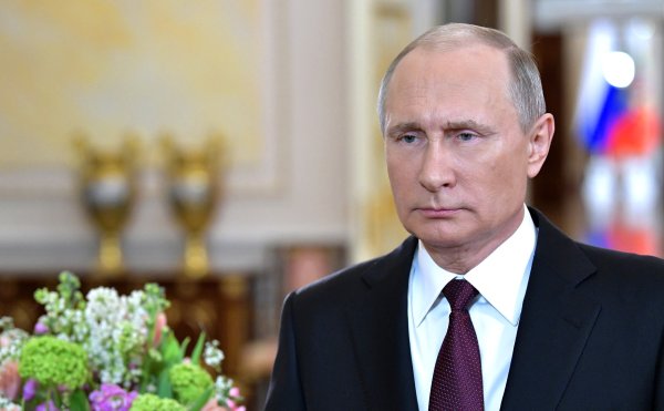 Путин поздравляет