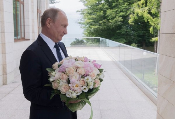 Путин с букетом