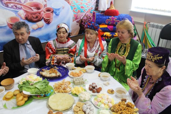Казахский обряд сырға салу