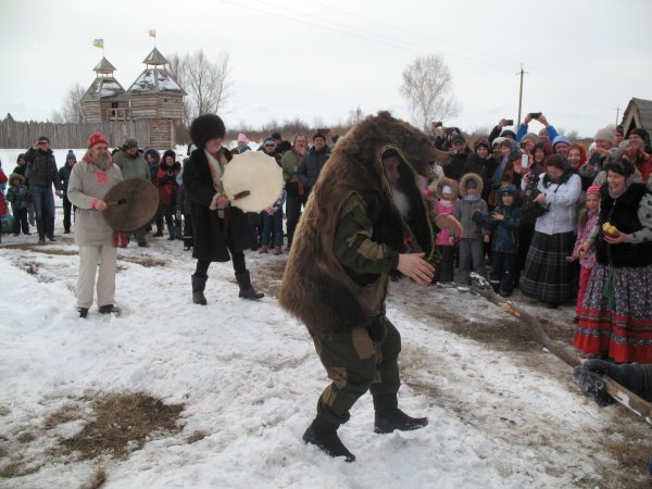 Гуляния с медведем на Масленицу