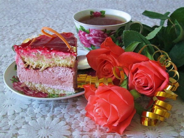 Чай с тортиком и цветами