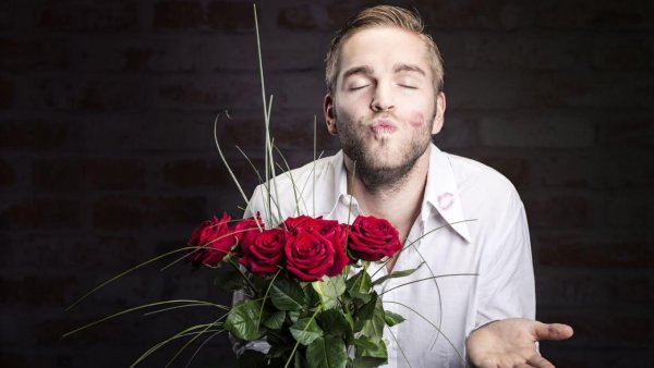 Мужчина с цветами и конфетами