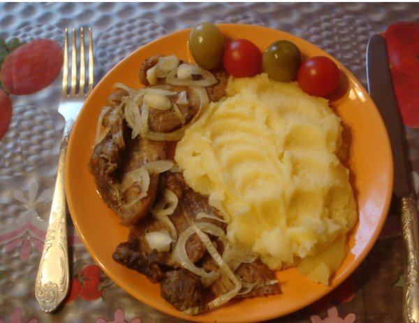 Борщ с салом и чесноком