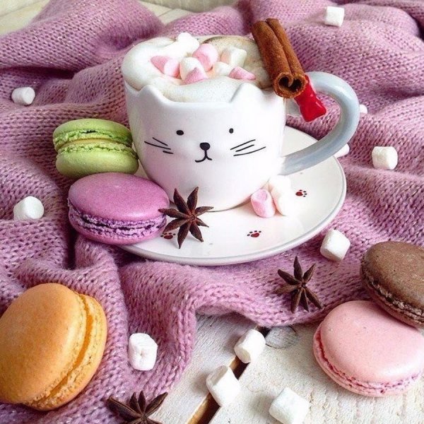 Корзина с ягодами и цветами