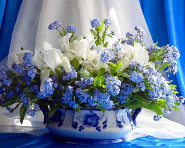 Синие весенние букеты