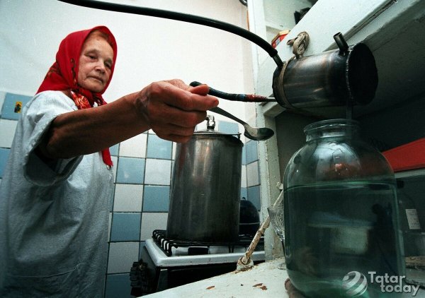 Бабка и самогонный аппарат