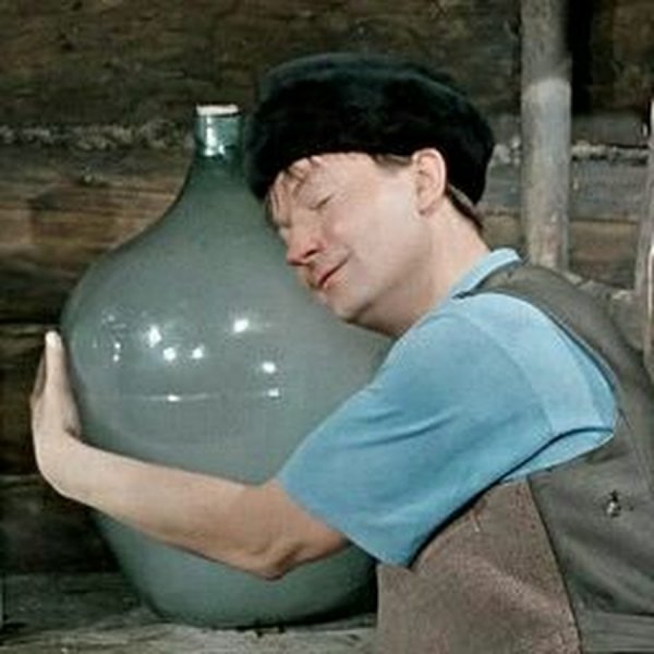 Самогонщики Вицин с бутылкой