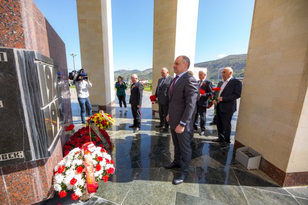 День Возрождения карачаевского народа книжная выставка