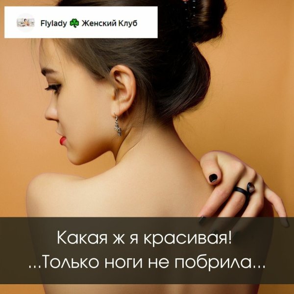 Парень дарит девушке цветы