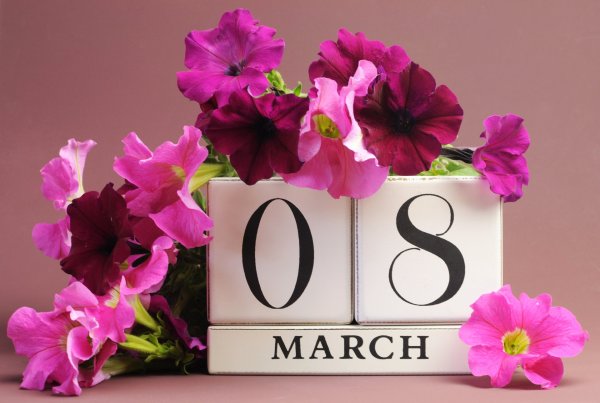 8 Марта женщины цветы