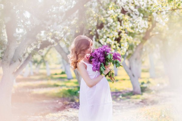 Беременная в сирени