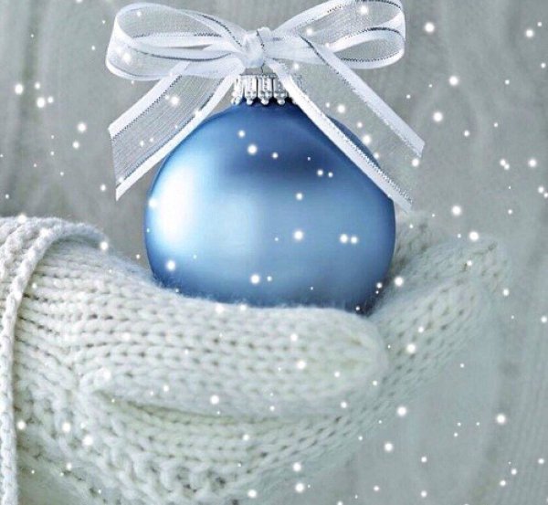 Новогодний шар в руках