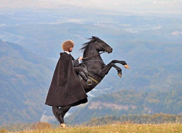 Джигит в бурке