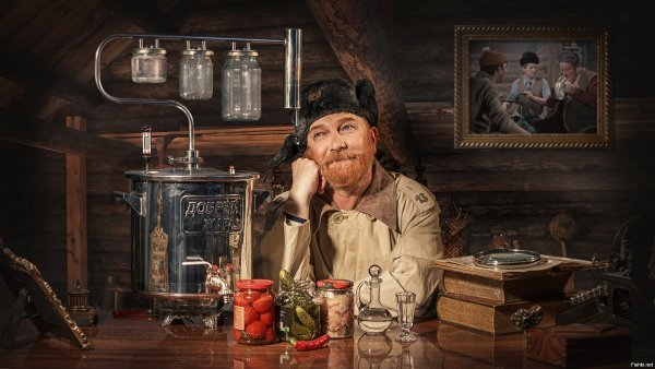 Мужик с самогонным аппаратом