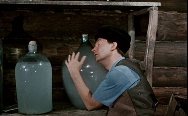 Самогонщики Вицин с бутылкой