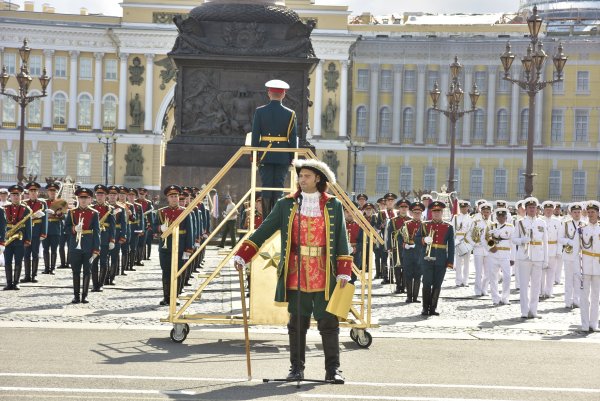 Гусары на Дворцовой площади