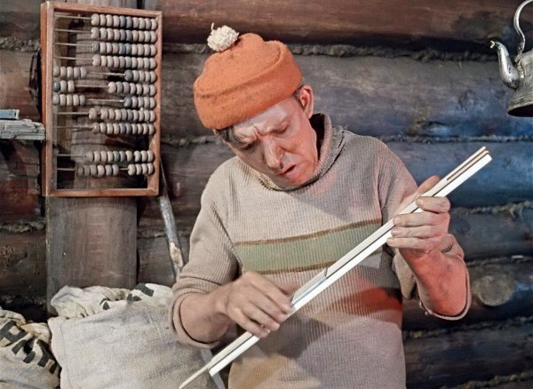 Дед с самогонным аппаратом