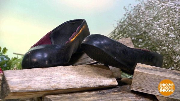 Женщина в галошах