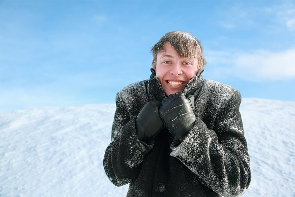 Человек без шапки зимой